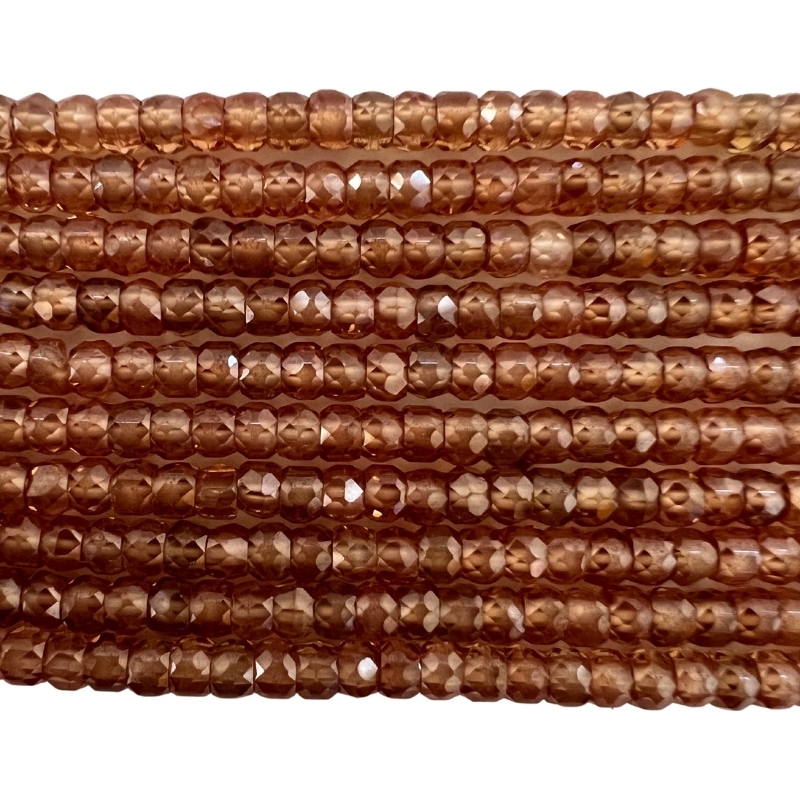 Smukke skinnende Cubic Zirkonia perler - De måler ca. 2,5 x 3 mm Der er ca. 175 perler på strengen.